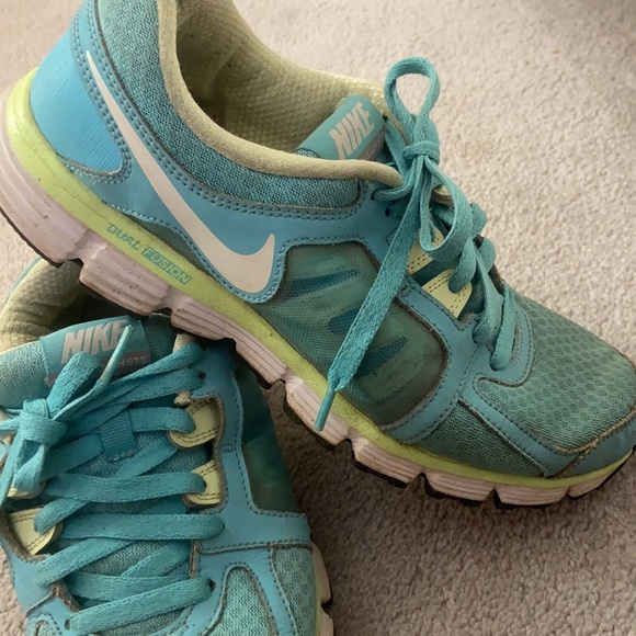 NIKE Dual Fusion Sneakers - Picture 3 of 4